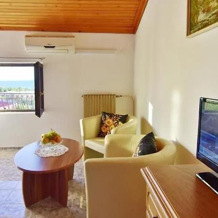Apartment In Mit Grill, Garten Und Terrasse Und Meerblick Zambratija (Istria)